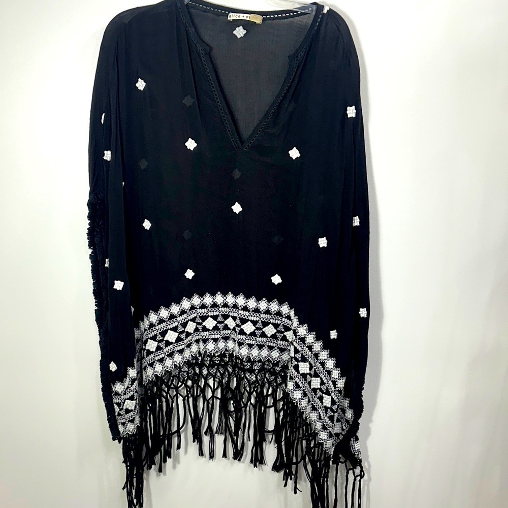 Alice+Olivia black and white fringe poncho pullover resort wear size XS/S.